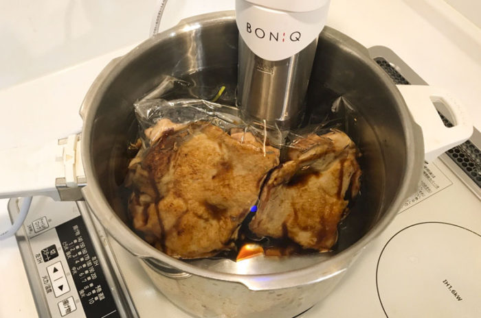 低温調理開始 booniq真空低温調理器もも肉 照り焼き