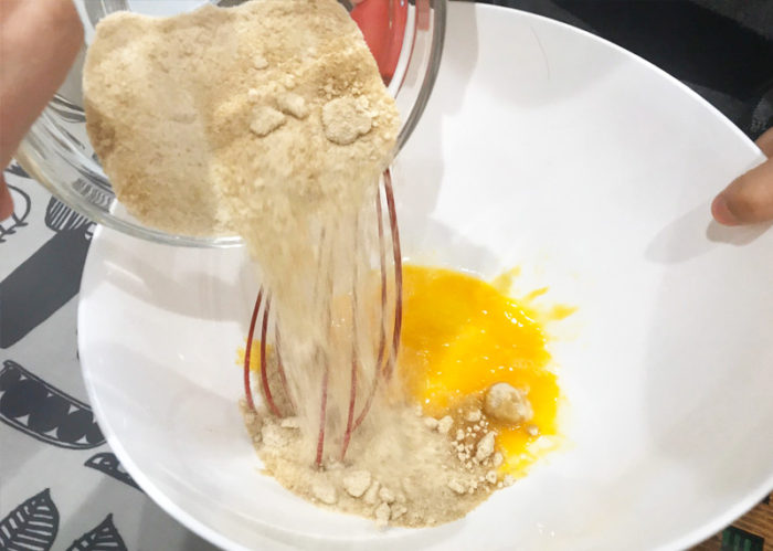 沖縄サーターアンダギの簡単レシピ 砂糖を混ぜる