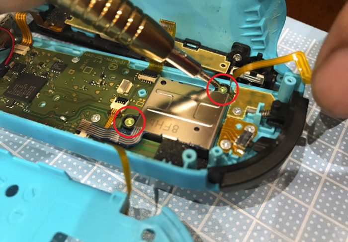 任天堂スイッチ 左のジョイコン(水色)修理 スティックのネジを外す